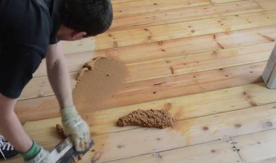 mass filling pine floor